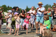 der-Storch-der-steht-auf-einem-Bein